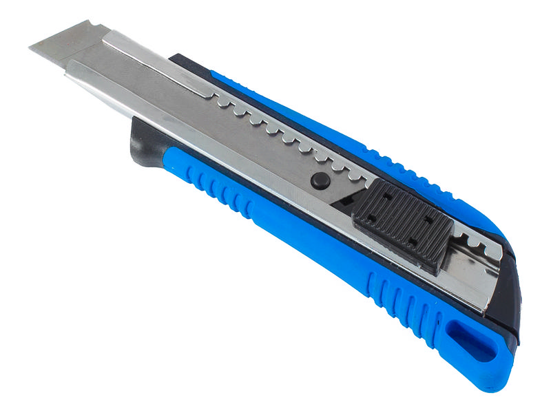 Нож усиленный РемоКолор с автоматическом фиксатором, с сегментированным лезвием 18х100 мм